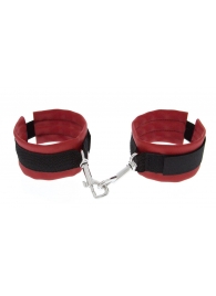 Красно-чёрные полиуретановые наручники Luxurious Handcuffs - Blush Novelties - купить с доставкой в Обнинске