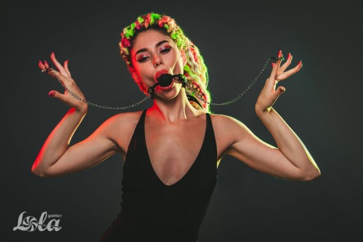 Силиконовый кляп-шар Hentai с зажимами на соски - Lola Games - купить с доставкой в Обнинске