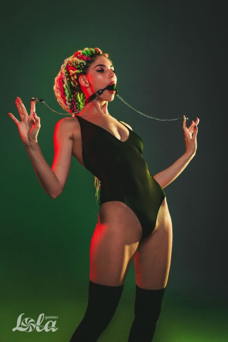 Силиконовый кляп-шар Hentai с зажимами на соски - Lola Games - купить с доставкой в Обнинске